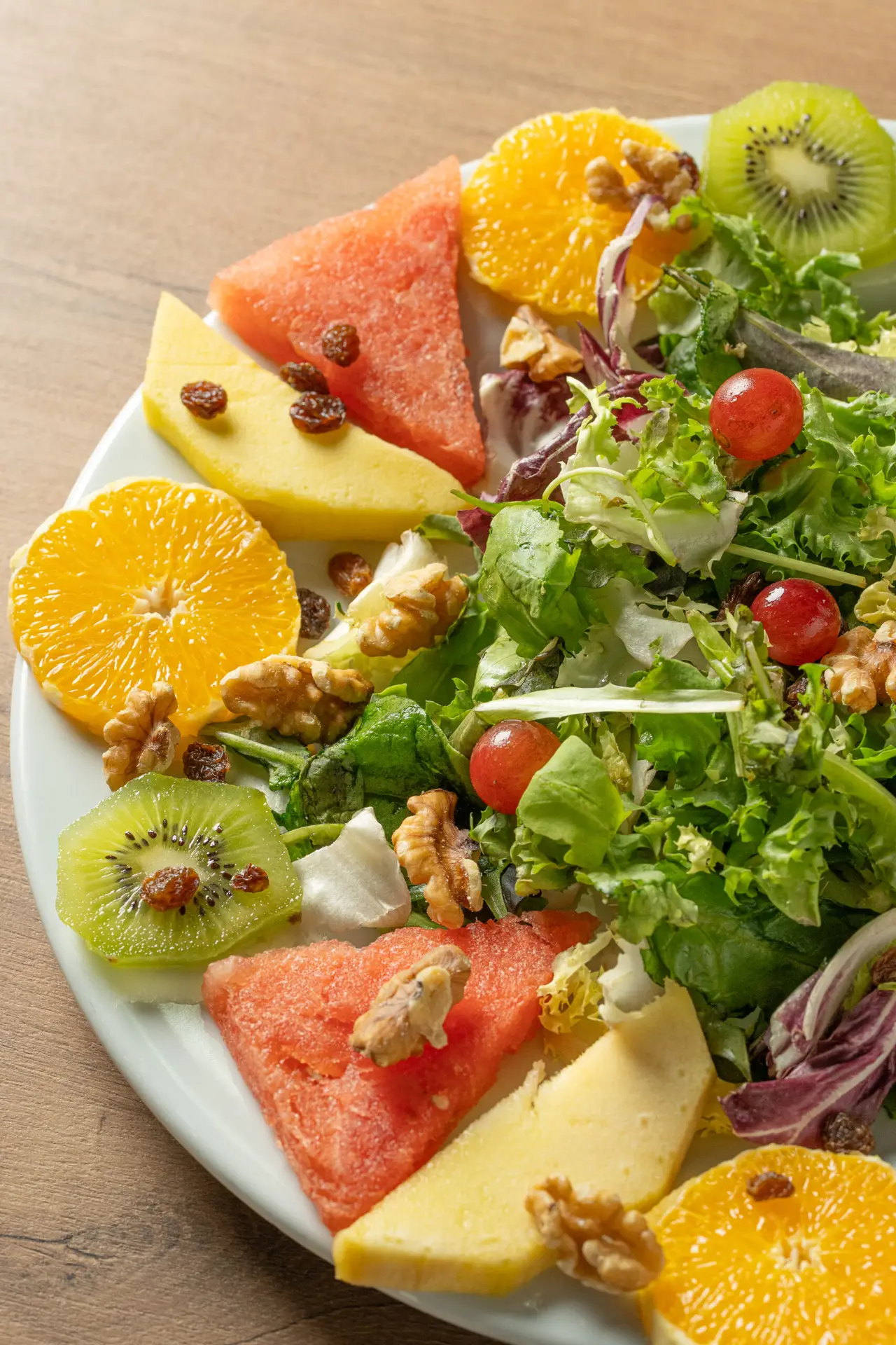 Ensalada con fruta de Pizzería Vesubio con ingredientes frescos y presentación colorida.